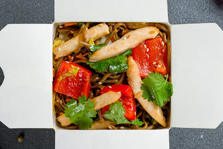 По Китайски вок с курицей с лапшой соба