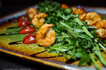 Салат с рукколой и креветками