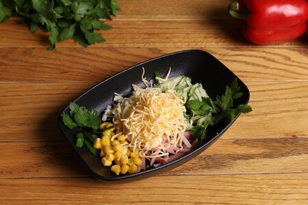 Салат из ветчины с сыром