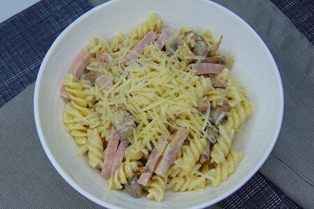 Паста с ветчиной и грибами