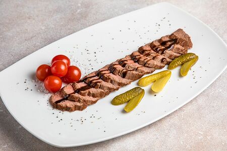 Ростбиф с маринованными томатами черри