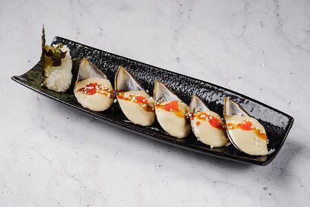 Запеченные мидии в соусе блю чиз