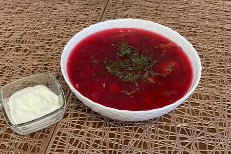 Борщ с мясом со сметаной