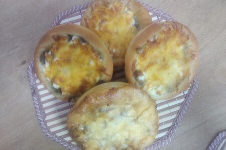 Булочка с грибами и сыром