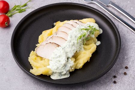 Запеченная куриная грудка с картофельным пюре