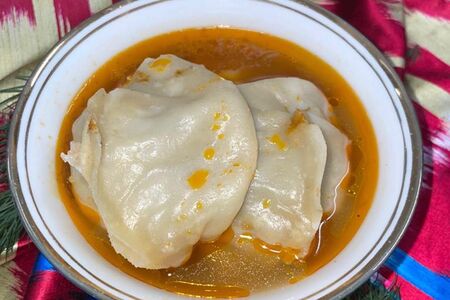 Манты с говядиной и бульоном