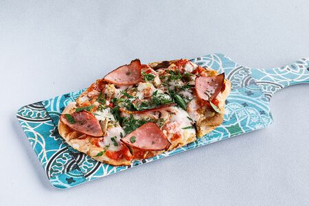 Пицца с ветчиной и сыром