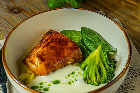 Палтус с картофельным пюре, брокколи и эспумой из пармезана