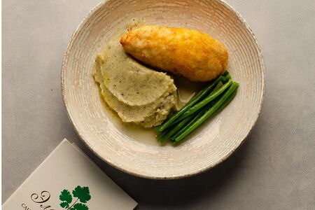 Хрустящая куриная котлета с трюфельным пюре