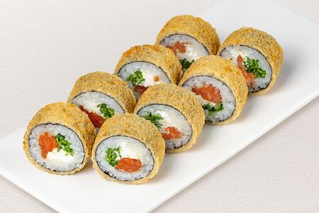 Жареный ролл Темпура с лососем