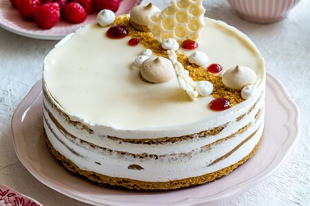 Торт Сметанник с малиной