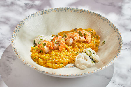 Ризотто с шафраном, креветками и страчателлой