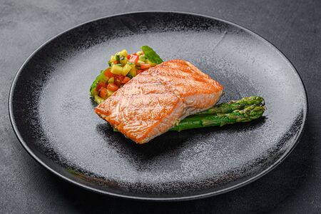 Стейк из форели с сальсой из манго и авокадо