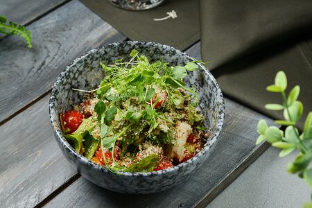 Салат с грибами и рукколой