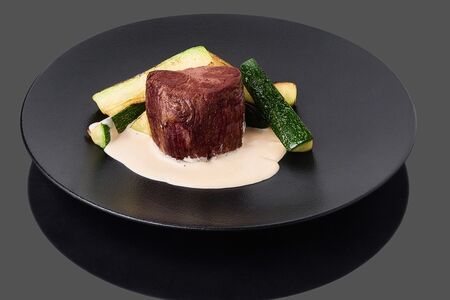 Филе миньон с печеным цукини и перечно-трюфельным соусом