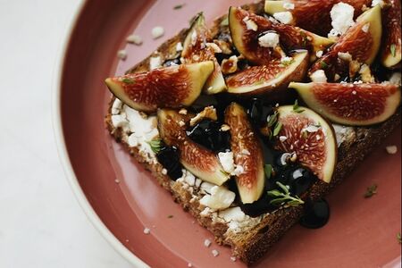Тост с инжиром и козьим сыром