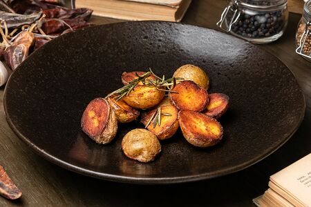 Молодой картофель из печи с розмарином