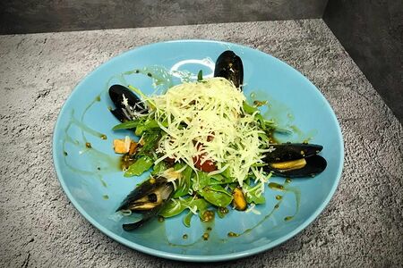 Салат с морепродуктами (мидии, креветки, кальмар)