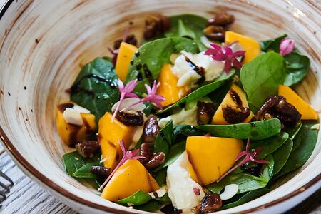 Страчателла с хурмой и карамельным пеканом