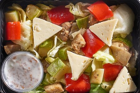 Салат с печеными овощами, сыром сулугуни и йогуртовой заправкой