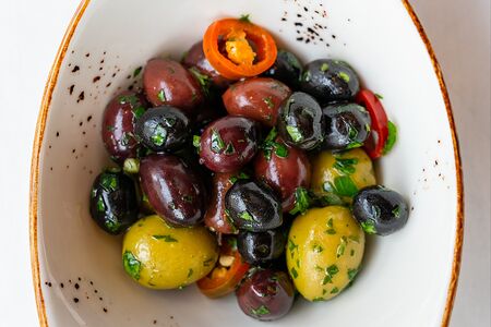 Маслины и оливки в домашнем маринаде