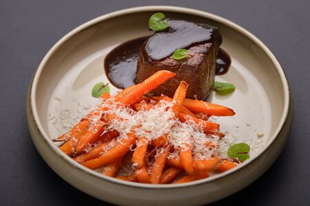 Филе миньон с бататом фри и трюфельным сыром