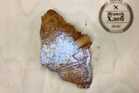 Круассан с вишней и маковым кремом