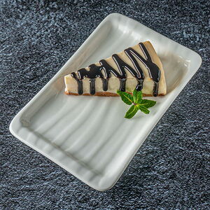 Чизкейк с шоколадным сиропом