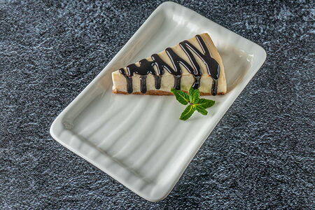 Чизкейк с шоколадным сиропом