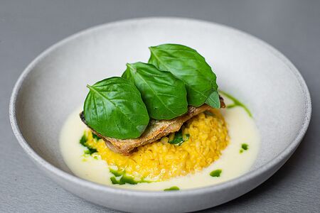 Сибас со сливочным булгуром и соусом берблан