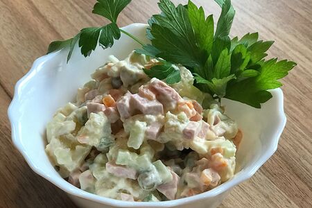 Салат оливье с колбасой