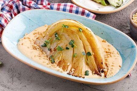 Стейк из капусты с соусом чеддер