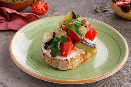 Брускетта с баклажаном и томатами