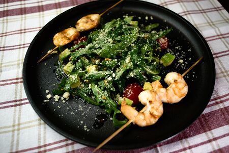 Салат с креветками-гриль
