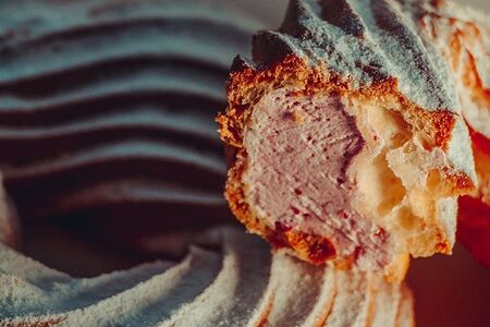 Заварное кольцо, со сливочно-брусничным кремом