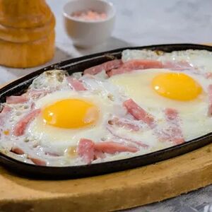 Ձվածեղ խոզապուխտով և պանրով