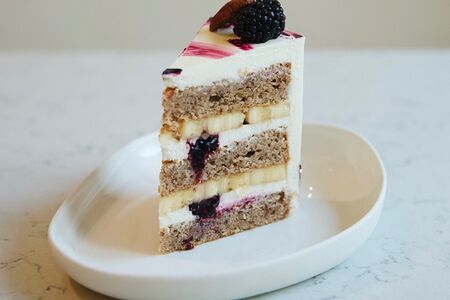 Кусочек торта - Пекан с бананом и ежевикой