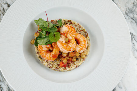 Тигровые креветки с миксом из злаковых и трав