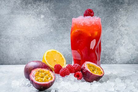 Лимонад домашний клубника -маракуя