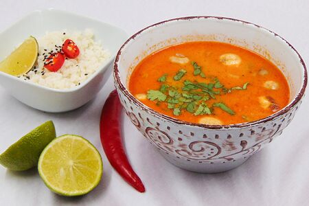 Том ям с морепродуктами