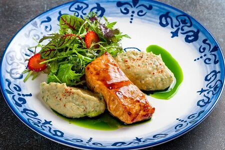 Лосось гриль с имбирно-шпинатным соусом