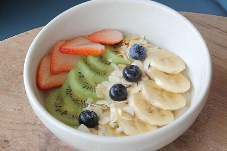 Сладкая овсянка с ягодами