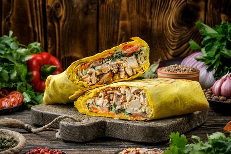 Шаурма со свининой и курицей в сырном лаваше