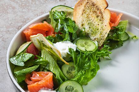 Салат с лососем слабой соли, сыром страчателла и пшеничными чипсами