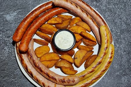 Ассорти колбас с картофельными дольками