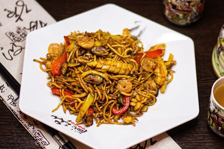 Жареная лапша с морепродуктами