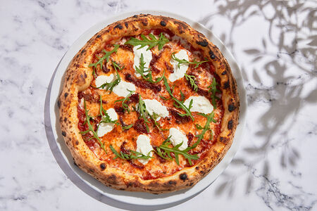 Пицца с вялеными томатами и страчателлой