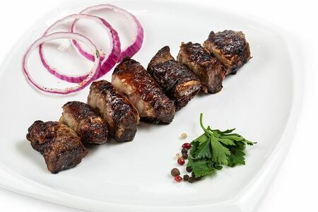 Шашлык из говяжьей печени в сетке