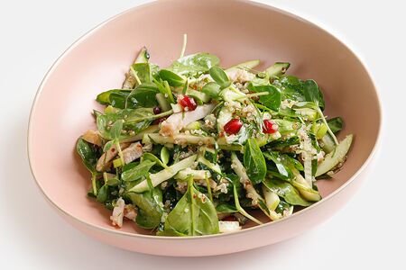 Микс-салат со шпинатом, киноа, яблоком, свежими огурцами и индейкой