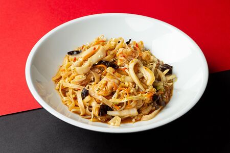 Рисовая лапша с морепродуктами в сладко-остром соусе